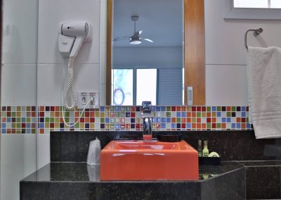 Banheiro da Suite Tematica Delhi - Pousada em Cantos do Mundo Guaiuba Guaruja