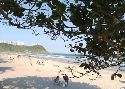 Sombrinha boa na praia do Tombo no Guarujá